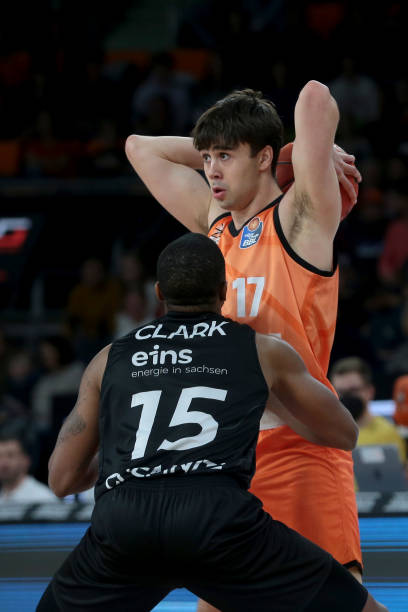 他的发挥离 他的发挥离